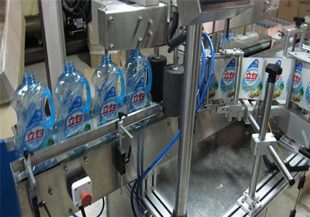 Automatski dvostrani stroj za etiketiranje bočica s losionima za šampon