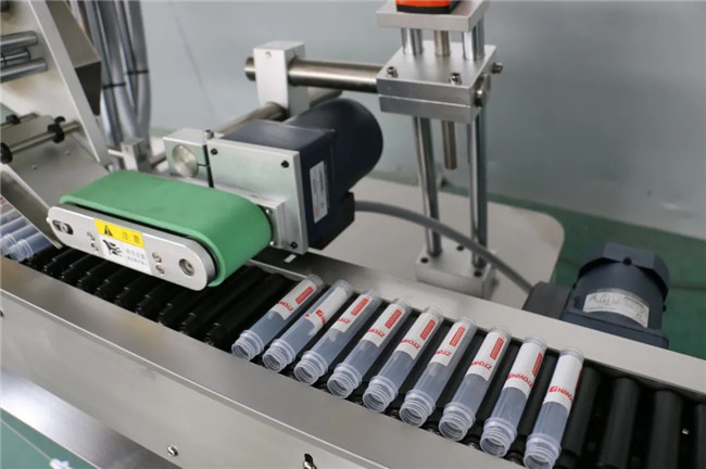 Automatski vodoravni omotač oko stroja za etiketiranje ljepljivih naljepnica šprice