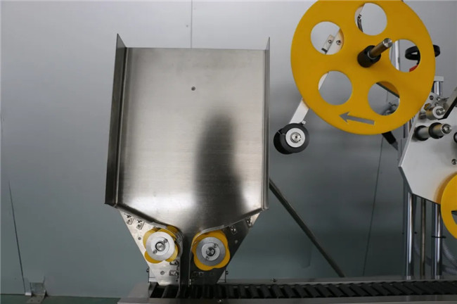Automatski vodoravni omotač oko stroja za etiketiranje ljepljivih naljepnica šprice