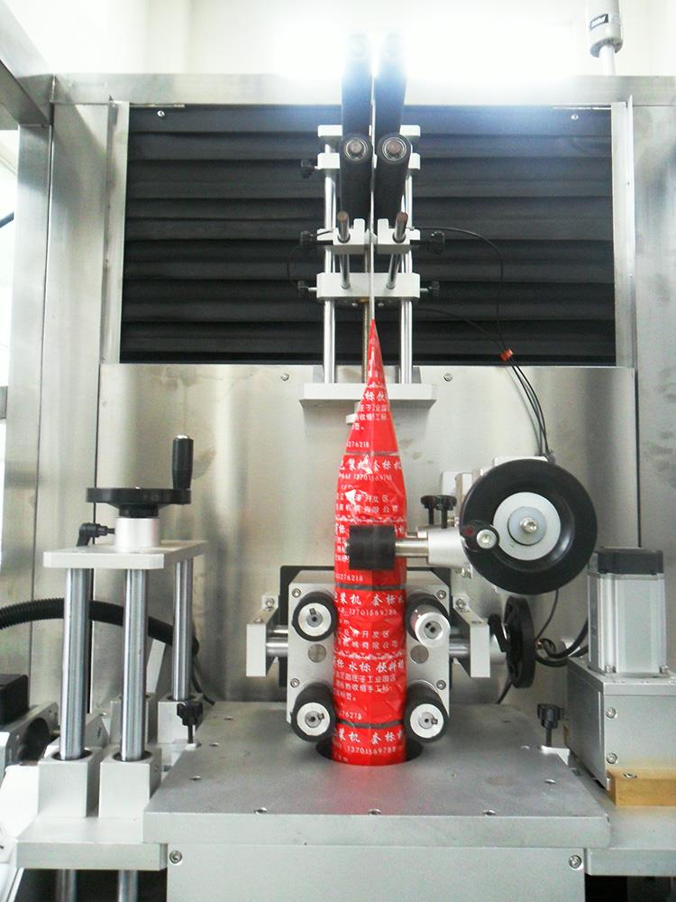 Automatski stroj za etiketiranje termoskupljajućih rukava u boci s plastičnim sokom od vode