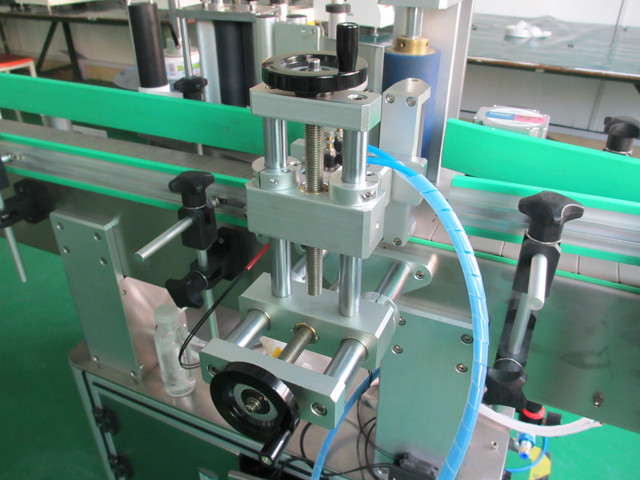 Pojedinosti o strojevima za automatske okomite okomite metalne limenke za označavanje opreme